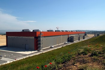 L'installation de bobinage a été le premier bâtiment édifié sur la plateforme ITER (2011). Les quatre plus grosses bobines de champ poloïdal y ont été produites sous la responsabilité de l'agence domestique européenne ; aujourd'hui, le bâtiment abrite des activités liées à l'assemblage de la machine ITER. (Click to view larger version...)